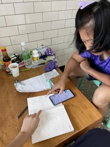 張芳瑛 - 外配媽媽練習認字