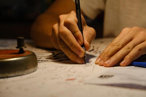 盧偉華 - 藝術家工作照 (局部)
(為保護隱私全身照請私訊詢問) 盧偉華 - 藝術家工作照 (局部)
(為保護隱私全身照請私訊詢問)
