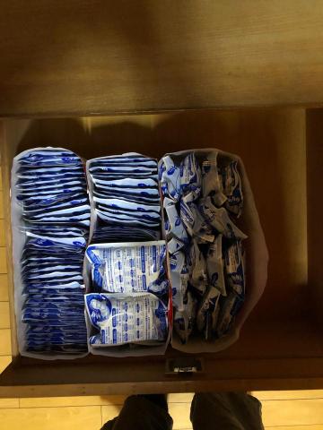 愛麗絲收納整理工作室 - 小物收納，收納工具為紙質購物袋，只要按著抽屜的高度裁剪即可。