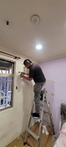 銘捷工程行 - 窗型冷氣安裝後油漆收尾