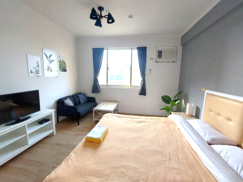 艾曼達空間整理規劃工作室 - ◆ 出租小套房，小坪數小預算。
◆ 輕裝潢：牆面及天花板粉刷，鋪木質地板
◆ 軟裝設計：床頭櫃及床頭板改色、更換合適電視櫃、沙發及茶几，更換衣櫃顏色，搭配植物盆栽裝飾等。