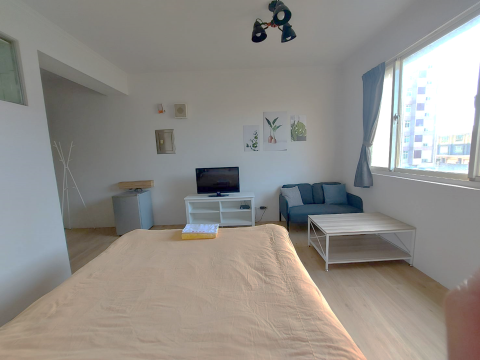 艾曼達空間整理規劃工作室 - ◆ 出租小套房，小坪數小預算。
◆ 輕裝潢：牆面及天花板粉刷，鋪木質地板
◆ 軟裝設計：床頭櫃及床頭板改色、更換合適電視櫃、沙發及茶几，更換衣櫃顏色，搭配植物盆栽裝飾等。