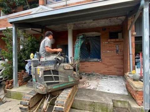 淏瑋工程 - 透天厝:重型機具牆面打除中 淏瑋工程 - 透天厝:重型機具牆面打除中