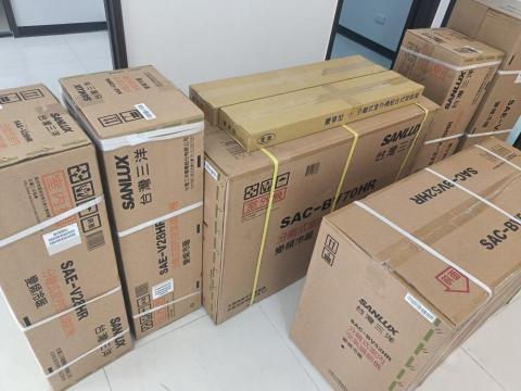 鴻展冷氣工程 - 客戶訂的機器送到安裝現場
