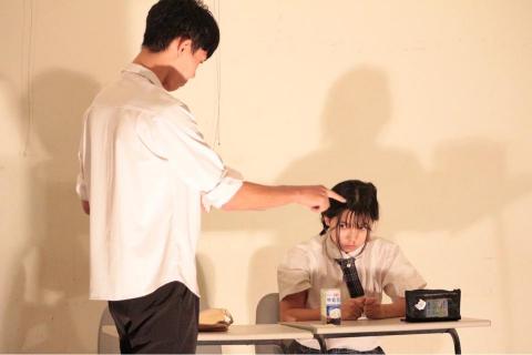 簡詩芸 - 個性中活潑的那部分的我還擔任過系上聯合宿營的隊輔，負責帶大一新生及表演，我很喜歡演戲，演戲是我的興趣。在這之後也接下了宿營幹部——行銷長，負責撰寫文案及行銷。