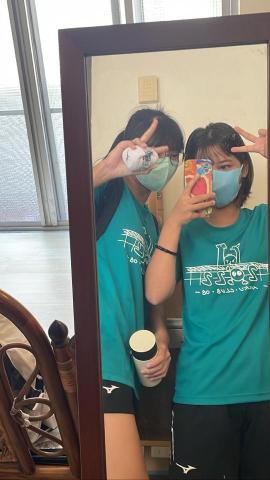 簡詩芸 - 除了靜態的寫作、閱讀，我也有活潑外向的一面，我喜歡打排球，主辦過系上的比賽，我也喜歡畫畫，這件排球紀念衫是我自己設計的。