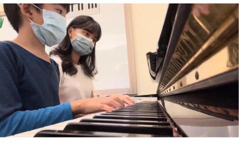 白家毓 - 和學生四手聯彈的練習