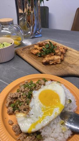 Vicky Su - 烹飪：泰式打拋豬肉飯、鹽酥雞、涼拌黃瓜