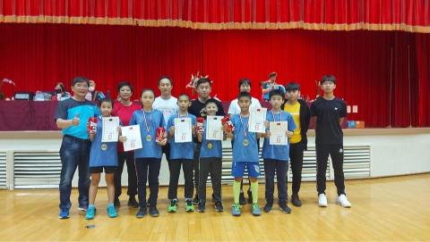 李威霆 - 帶秀山國小羽球隊比賽得名