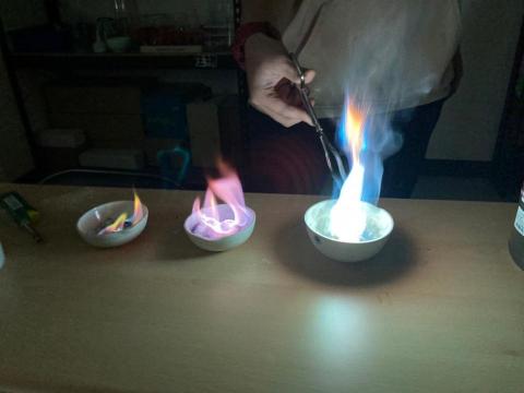 瓏畯科學教室 - 燃燒化學分子，不同離子釋放的不同顏色