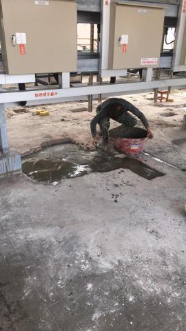 忠義果動優質修繕服務聯盟 - ［ 實際操作 ］範例：
某社區大樓屋頂漏水之修繕服務工程施作方式：
一、將找尋出的漏水點的地面含沙土層敲除；
二、修補漏水點範圍的地面；
三、上兩道防水塗膜；
四、塗抹一道防水彈泥；
五、抹上強化性水泥；
六、貼上地磚。