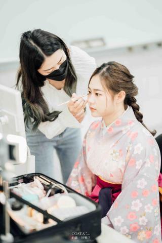 提供妝髮服務的專家彤彤