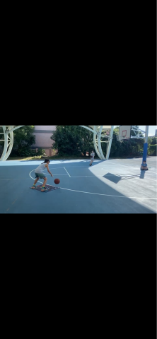 投籃技術指導 Shooting Trainer - 小學四年級的女孩，利用腳步板與軟重球了解切入重心的調整還有加強輔助手的力道