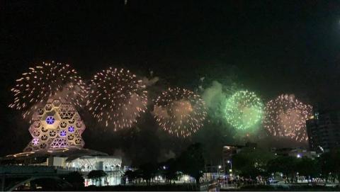 Carina買佩馨 - 雙十國慶煙火