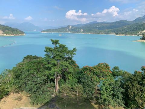 Carina買佩馨 - 一望無際的海與山