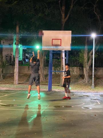 投籃技術指導 Shooting Trainer - 一節課一小時的時間成功改善投籃卡頓的細節，但起球與降重心反方向，還有輔助手過早離開球都是需要再調整的部分