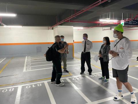 紘馳創能有限公司 - 向社區委員們講解充電樁設置位置與環境規劃