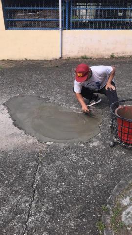 忠義果動優質修繕服務聯盟 - ［ 實際操作 ］範例：
某公家機構停車場路面坑洞之修護工程施作方式：
一、將坑洞及周圍的空心地面（已和沙土層分離而膨拱）敲除；
二、將敲除的部位清除乾淨；
三、上一道防水層；
四、塗抹一道防水彈泥；
五、最後以強化性水泥覆蓋鋪平。