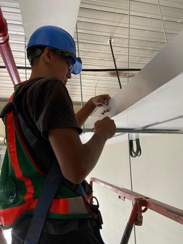 陳師傅 - 線槽組裝