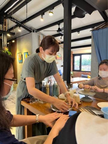 李依蓁 - 咖啡廳邀請 陶瓷體驗課程