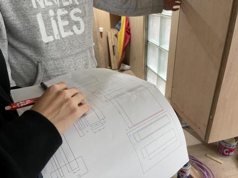 坤鑫石材 - 洽談後坤鑫會依照您的需求與施作範圍畫製丈量草圖,並至現場做尺寸丈量,以確保石材分割與加工完美府合,減少您的損料風險。 坤鑫石材 - 洽談後坤鑫會依照您的需求與施作範圍畫製丈量草圖,並至現場做尺寸丈量,以確保石材分割與加工完美府合,減少您的損料風險。