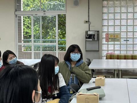 莊之嫻 - 擔任國小輔導志工時開會議的照片