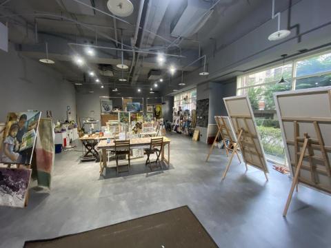 土城水彩藝術工作室 - 創作教室，空間寬敞明亮，舒服的創作繪畫空間。