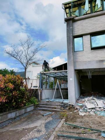 品瀚拆除工程 - 直潭別墅外牆雨遮拆除