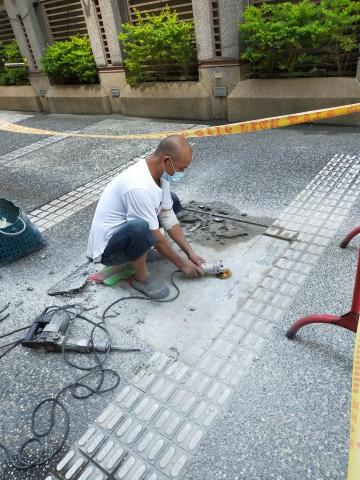 大台中浴缸拆除磁磚修復工程 - 走道磁磚整修