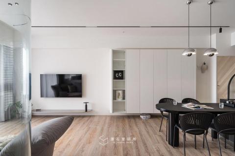 澐石室研所（創力雲室內裝修股公司） - 台中北屯，鉅虹水岸岩
白與黑交織搭配淺木地板整體空間溫潤和諧，以圓弧為主視覺構成的空間視覺感流暢，具有簡約優雅的法式風情。