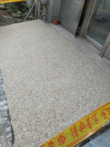 大台中浴缸拆除磁磚修復工程 - 門口斜坡抿石子