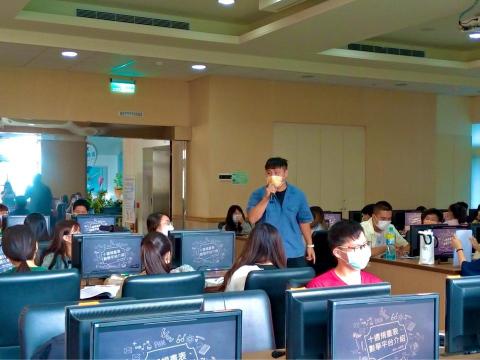 吳燦鴻 - 上台演講、主持時的照片