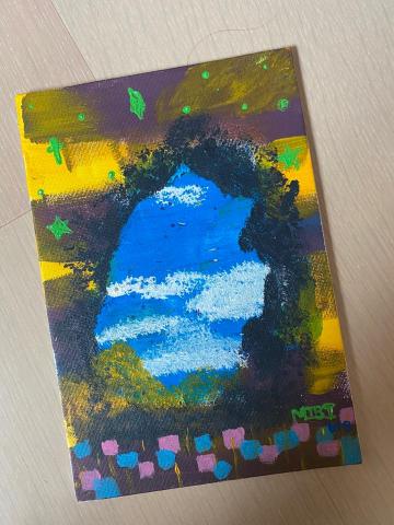 張雅婷 - 這是在綠島一個秘境岩石洞看出去的樣子。去綠島的時候人生發生了一些瓶頸，因此將岩石外圍畫作是散發霧氣的感覺。可這並不是一幅陰鬱的畫作。黃與深紫各自代表打在石（心）上的明與暗、閃爍的綠星也象徵著有著綠意盎然的生機，而最下面的色塊則是代表在浮潛時看到的各種景色。石洞（心）中的蔚藍天空，則象徵著生生不滅的希望。