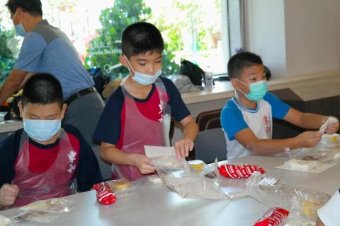 吳燦鴻 - 參加小學活動擔任攝影師