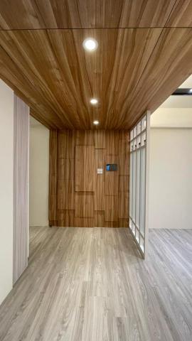 加鈺空間設計 - 正前方玄關藏住了電箱，每個長短不同的長方形拼接都是吉字所構成~