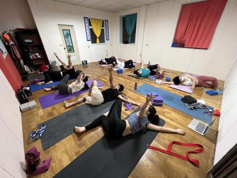 戀練身體瑜珈教室＿芳雲 - 和緩覺察拉筋