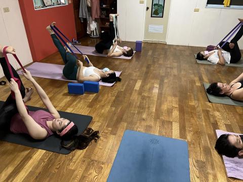 戀練身體瑜珈教室＿芳雲 - 和緩覺察拉筋課