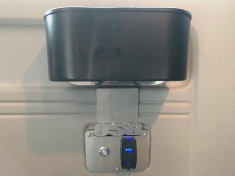 火旅工作室-火旅包車 - ★車側邊杯架下有手機充電座，手機不怕沒有電