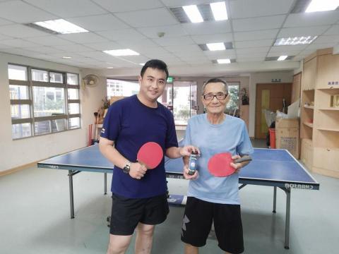 張敬彬 - 廖大哥打球有10年之久，原先靠著自己的運動細胞摸索，但在幾次比賽中因多次失誤而失分奧腦不已，經過一套的課程基本功步伐訓練之後，感受到打球輕鬆自在有自信