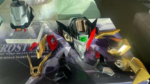 瘋小良模型代工 - 代工作品：受損勇者王頭像（前篇
原因：因為上一個代工師傅隨便交差，導致一堆地方不完整，客人請我幫忙補救
內容：全部拆除重新插件、補色、刻線加深