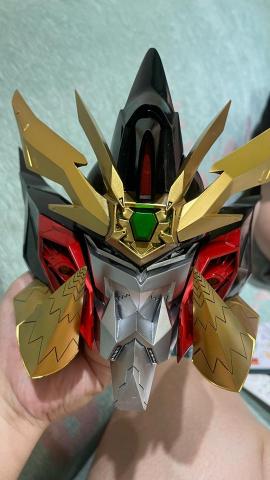 瘋小良模型代工 - 代工作品：受損勇者王頭像（後篇
事由：繼上一張照片所言，因為被其他玩家任意摧殘，導致不完整從新修補過後的樣子
內容：刻線加深、重新組裝、墨線