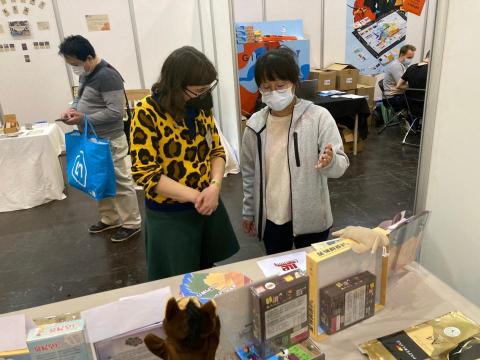 徐皓茹 - 國際展覽中向德國人介紹台灣產品