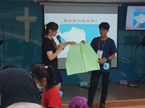 Cynthia - 擔任營隊隊輔與老師，以常見的紙飛機為例，向小朋友演示自然科學。