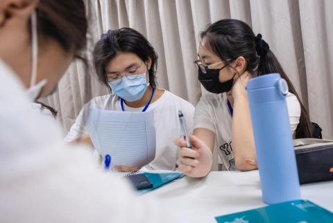 林恆緯 - 遇上福爾摩沙青年外交官夏令營，協助學員修正英語演講稿，用英語補充台灣在地歷史知識。共計6梯營隊，累計超過30名學員。