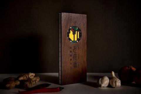 三言視覺設計工作室 -  Lao Kuang Yueh: Visual Identity 2018
老廣粵-花雕雞創意坊｜視覺識別系統

精裝菜單設計
此專案為臺南在地數十年餐廳品牌的識別轉型，概念採用廣州西關著名的彩色玻璃花窗作為品牌象徵，結合招牌菜色－廣粵花雕雞料理，展現此店忠於原味且用料道地。 標準字採用簡練的線條，借鑒了許多花雕木窗的彎折處與紋飾結構，呼應老闆娘設計的許多臺廣結合的創意好菜，新舊融合的風格。