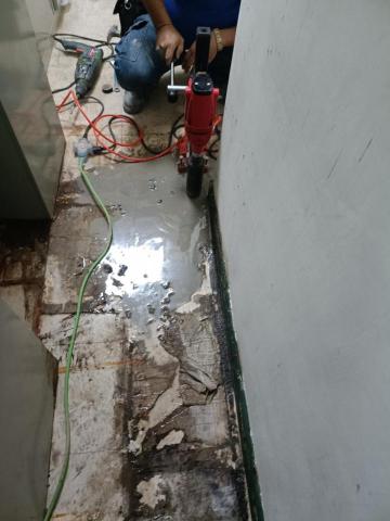 李世欽(豪麟工程)(免開挖、免打鑿地磚牆壁,當日可修 - 某大銀行地下金庫嚴重積水,施作引水導槽工法將問題排除 李世欽(豪麟工程)(免開挖、免打鑿地磚牆壁,當日可修 - 某大銀行地下金庫嚴重積水,施作引水導槽工法將問題排除