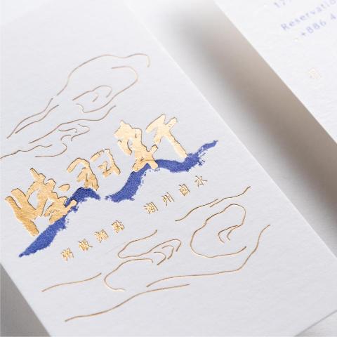 三言視覺設計工作室 - LU YU HSUAN: Visual Identity 2021 
陸羽軒｜視覺識別系統  

精裝菜單設計與印刷
步萬里，翻千山，覓百味，駐此軒。餐廳主廚在中國遊歷數十年，也曾在許多名店掌廚，吃遍大江南北閱歷豐富，在晚年的日子決心將他所嚐過的江南美食與道地的烹調技藝帶回來台灣。輔助圖形以書法的飛白筆法來繪製「米香」、「麵彈」、「醬醇」、「心意」。