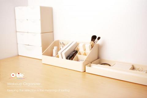 賦宇設計有限公司 - MAKEUP ORGANIZER
以此產品執行過產品設計、平面設計、商業攝影、包裝設計、產品影片、網路行銷等。 賦宇設計有限公司 - MAKEUP ORGANIZER
以此產品執行過產品設計、平面設計、商業攝影、包裝設計、產品影片、網路行銷等。