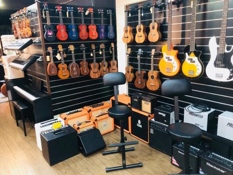 查克樂器 - 貝斯&烏克麗麗區+音箱區 查克樂器 - 貝斯&烏克麗麗區+音箱區