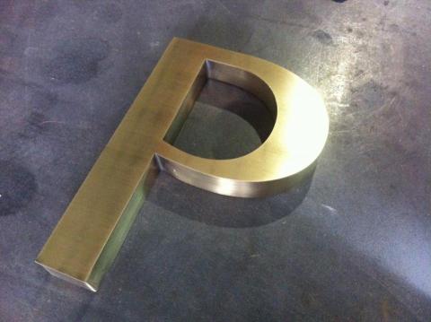 kira - 金屬平面立體字，表面為毛絲鈦金